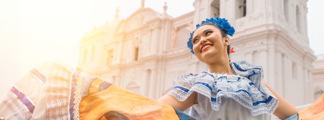 Traditionell gekleidete Frau in Nicaragua