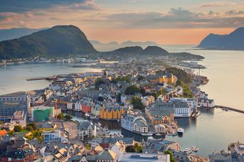 Blick auf die Stadt Alesund umgeben von Bergen & Meer in Norwegen