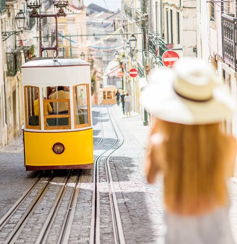 Frau vor Straßenbahn in Lissabon