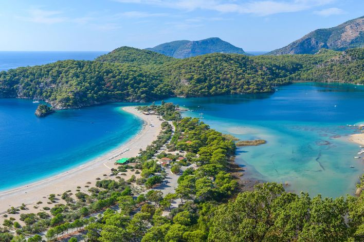 Luftaufnahme der Blauen Lagune von Ölüdeniz mit türkisfarbenem Wasser und bewaldeter Küste