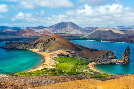 Vulkanische Landschaft der Galápagos-Inseln mit Buchten, Lavafelsen und Meer