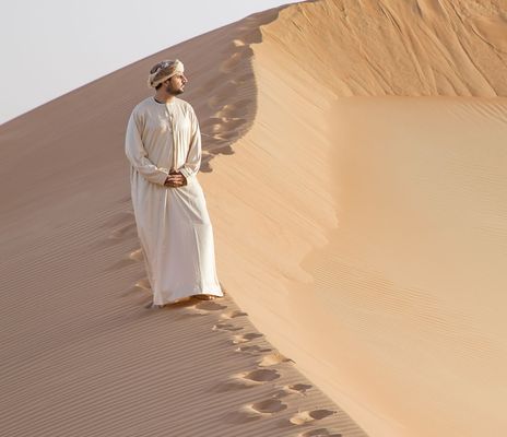 Mann in der Wüste im Oman