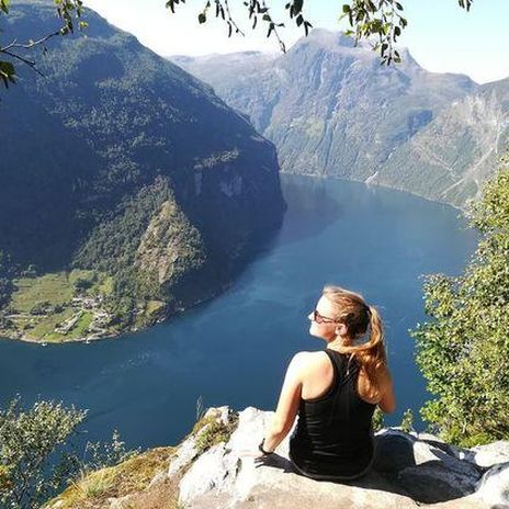 Berge & Meer-Mitarbeiterin Jenny am Geirangerfjord in Norwegen