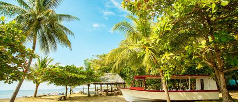 Strand mit Boot in Costa Rica