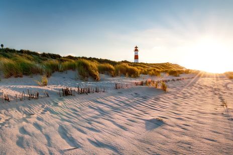Leuchtturm bei Sonnenuntergang auf der Insel Sylt