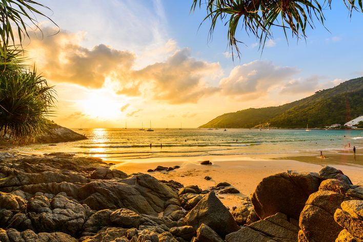 Nai Harn Strand auf Phuket in Thailand bei Sonnenuntergang