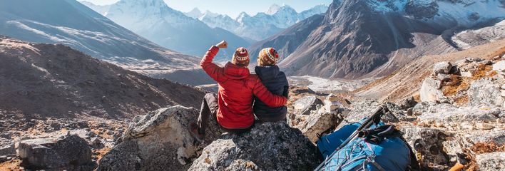 Wanderer im Himalaya mit Blick auf schneebedeckte Berge in Nepal