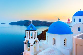 Weiße Häuser mit blauen Dächern in Santorini