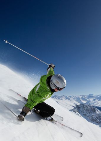 Skifahrer bei Sonnenschein auf dem Berg