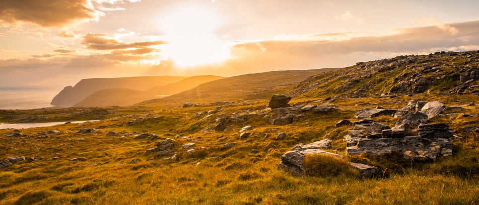 Blick auf die Klippen beim Nordkap und Sonnenuntergang