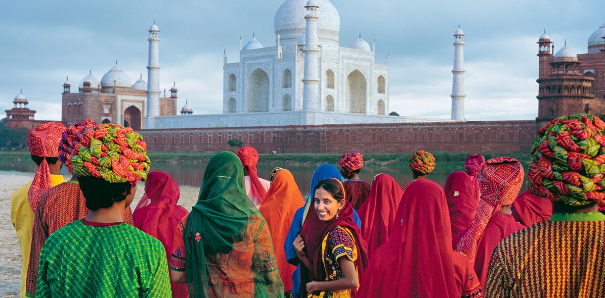 Menschen vor dem Taj Mahal in Indien