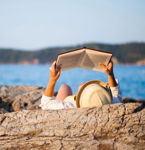 Frau mit Buch in der Hand