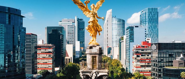 Engelsdenkmal in Mexiko Stadt vor moderner Skyline