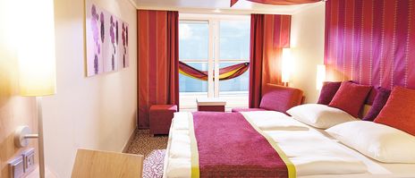 Beispielbild einer Balkonkabine der AIDAstella mit Doppelbett und Meerblick