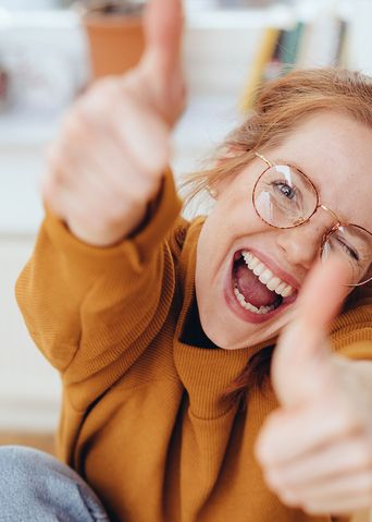 Frau zeigt Daumen hoch