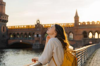 Frau vor Brücke in Berlin