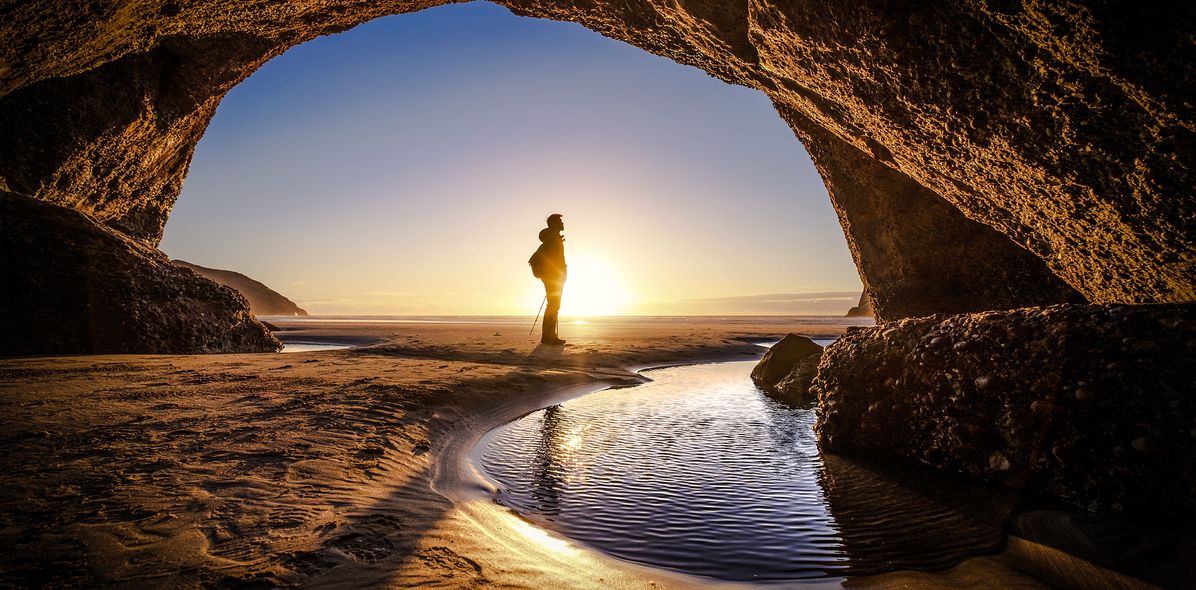 Wanderer in Hohle mit Sonnenuntergang