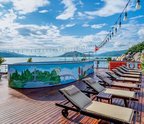 Sonnendeck mit Liegestühlen und Pool auf La Marguerite von Mekong Waterways