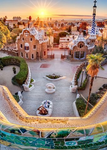 Blick auf den Park Güell in Barcelona bei Sonnenuntergang