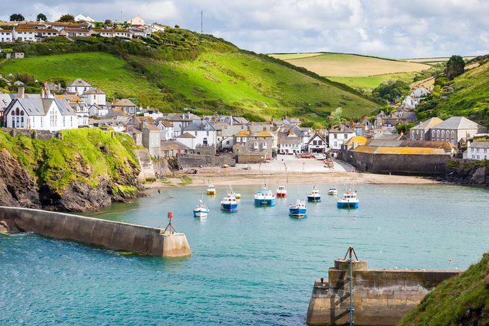 Hafenort an der Küste von Cornwall mit bunten Häusern