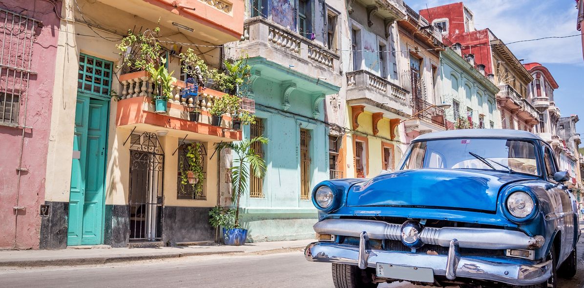 Oldtimer in der Altstadt von Havanna auf Kuba