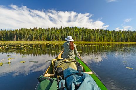 Kajakfahrt auf ruhigem See im Kenai Fjords Nationalpark mit Bergpanorama