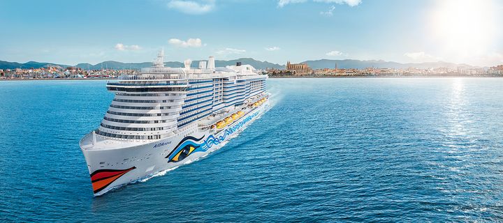 AIDAnova unterwegs vor der europäischen Küste