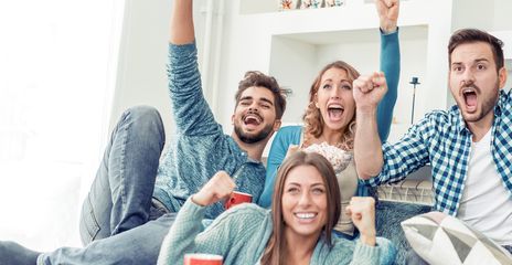 Frau sieht Elefanten bei Safari