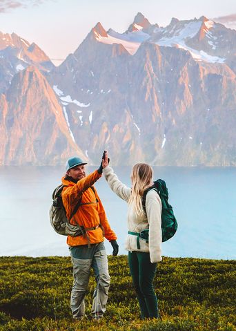 Paar beim Wandern in Norwegen