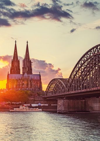 Sonnenuntergang mit Blick auf den Kölner Dom am Rhein