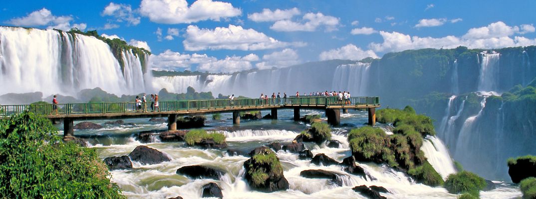 Iguaçu-Wasserfälle an der Grenze zu Argentinien mit Stegen und dichtem Regenwald