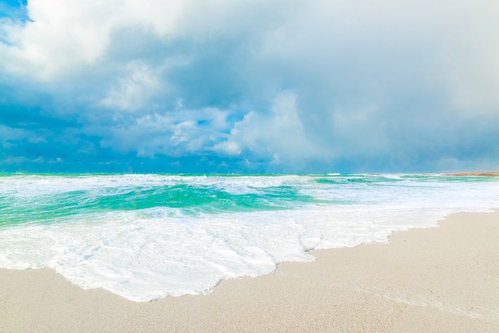 Sandstrand auf Sardinien mit Wellen und hellem Strand