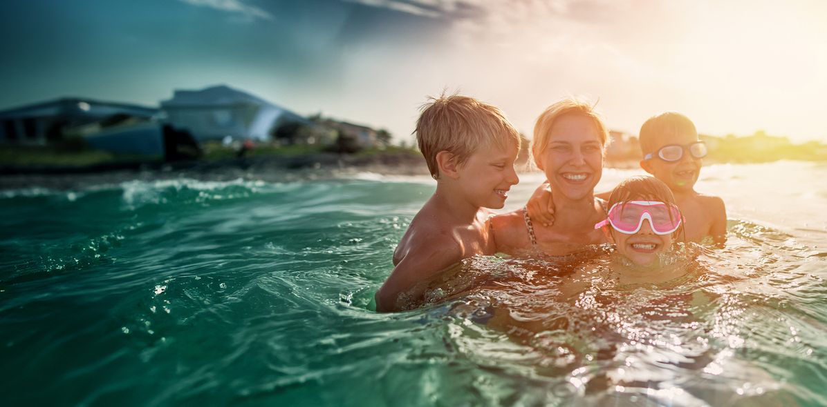 Mutter mit Kindern im Meer