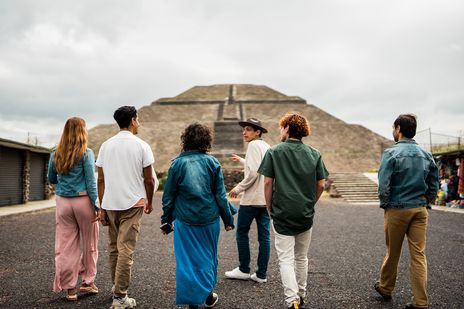 Kleine Gruppe mit Reiseleiter vor Pyramide von Mexiko