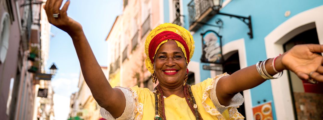Fröhliche Frau in traditioneller Kleidung beim Straßenfest in Brasilien