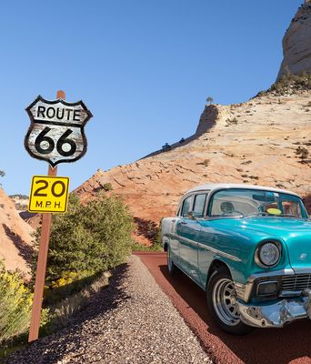 Türkiser Oldtimer steht auf der Route 66 in den USA