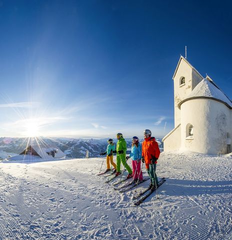 Gruppe beim Skifahren in den Bergen