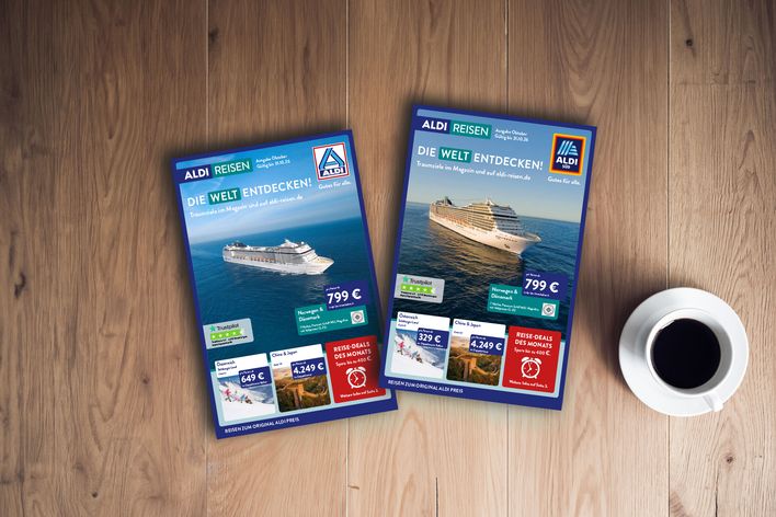 ALDI-Reisemagazin Titelblätter der Ausgabe Nord & Süd Oktober 2026 auf Holztisch liegend
