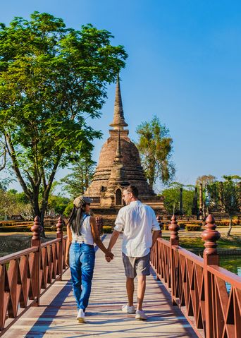 Paar vor einem Tempel in Thailand