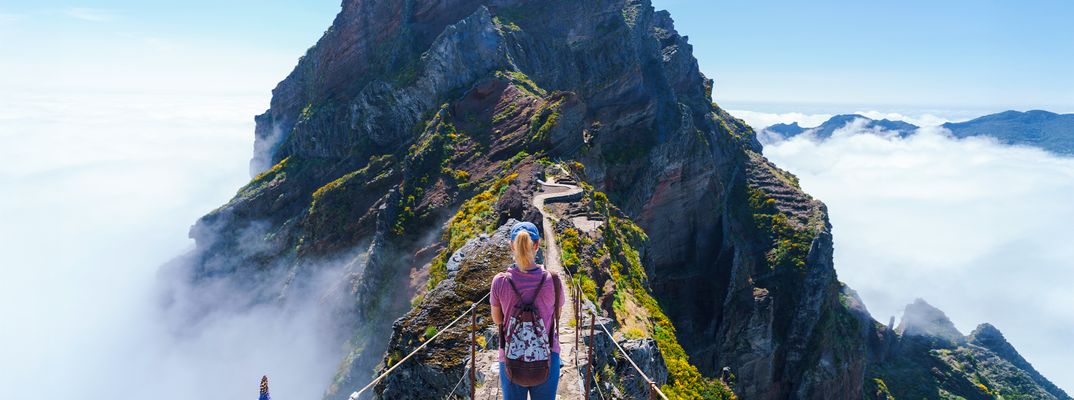 Frau beim Wandern auf Madeira