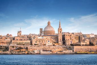 Blick aus der Ferne auf die Skyline von Valletta mit den ausgeprägten Gebäuden, Malta