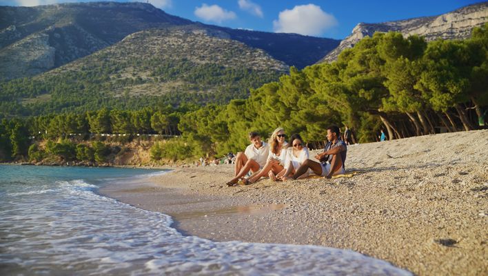 Menschen entspannen am Zlatni Rat Strand auf der Insel Brač in Kroatien