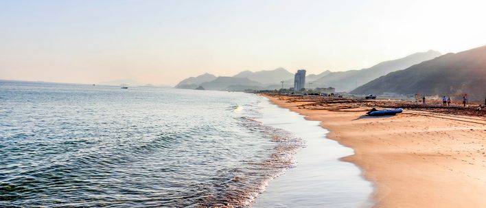 Strand von Fujairah mit Meerblick, Bergen und ruhiger Küstenlandschaft