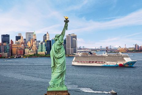 Freiheitsstatue mit Skyline von New York