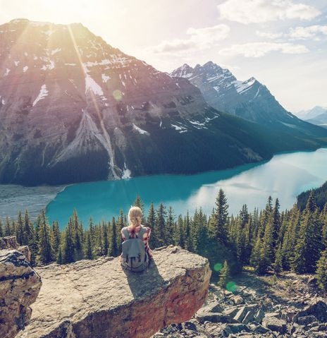 Panoramablick auf den Lake Louise im Banff Nationalpark