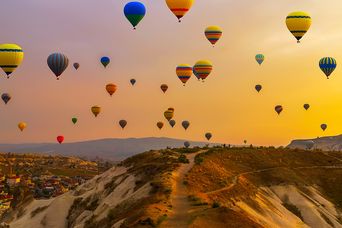 Himmel voller Heißluftballons in Kappadokien, Türkei 