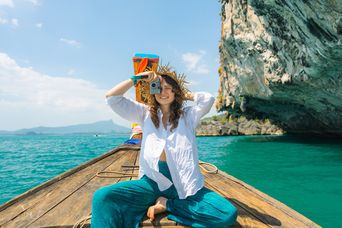 Frau auf Boot in Thailand