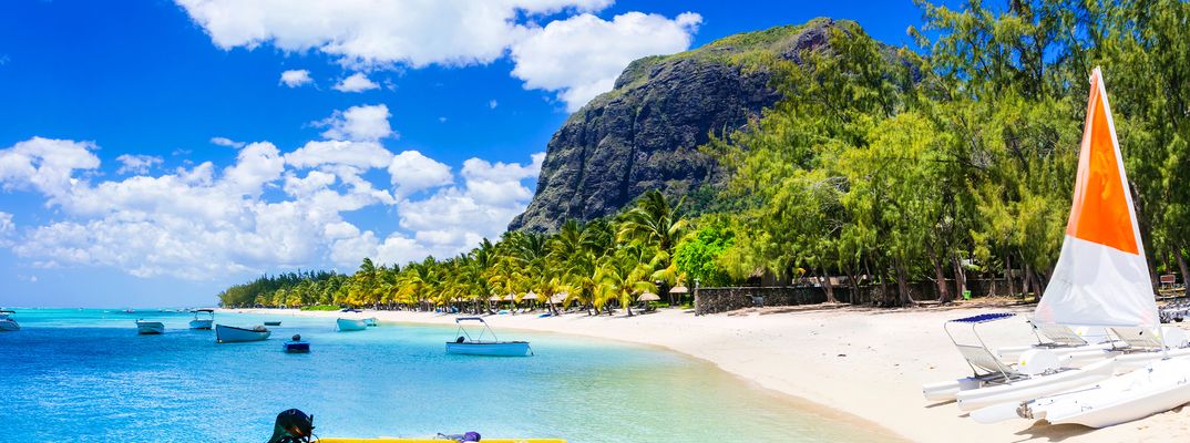 Strand von Le Morne auf Mauritius und der Berg Le Morne Brabant im Hintergrund