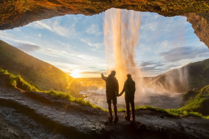 Paar am Wasserfall auf Island