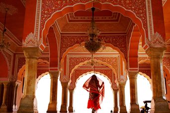 Frau im Palast der Winde in Jaipur